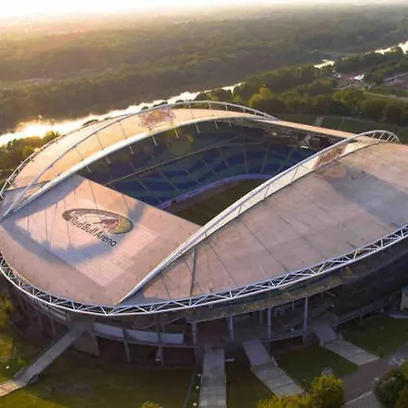 Zentraler Altbau Am Clara-zetkin-park, Rb-arena Um Ecke, Netflix Inklusive Appartement *