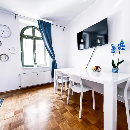 Zentraler Altbau Am Clara-zetkin-park, Rb-arena Um Ecke, Netflix Inklusive Appartamento *