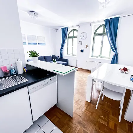 Zentraler Altbau Am Clara-zetkin-park, Rb-arena Um Ecke, Netflix Inklusive Appartement